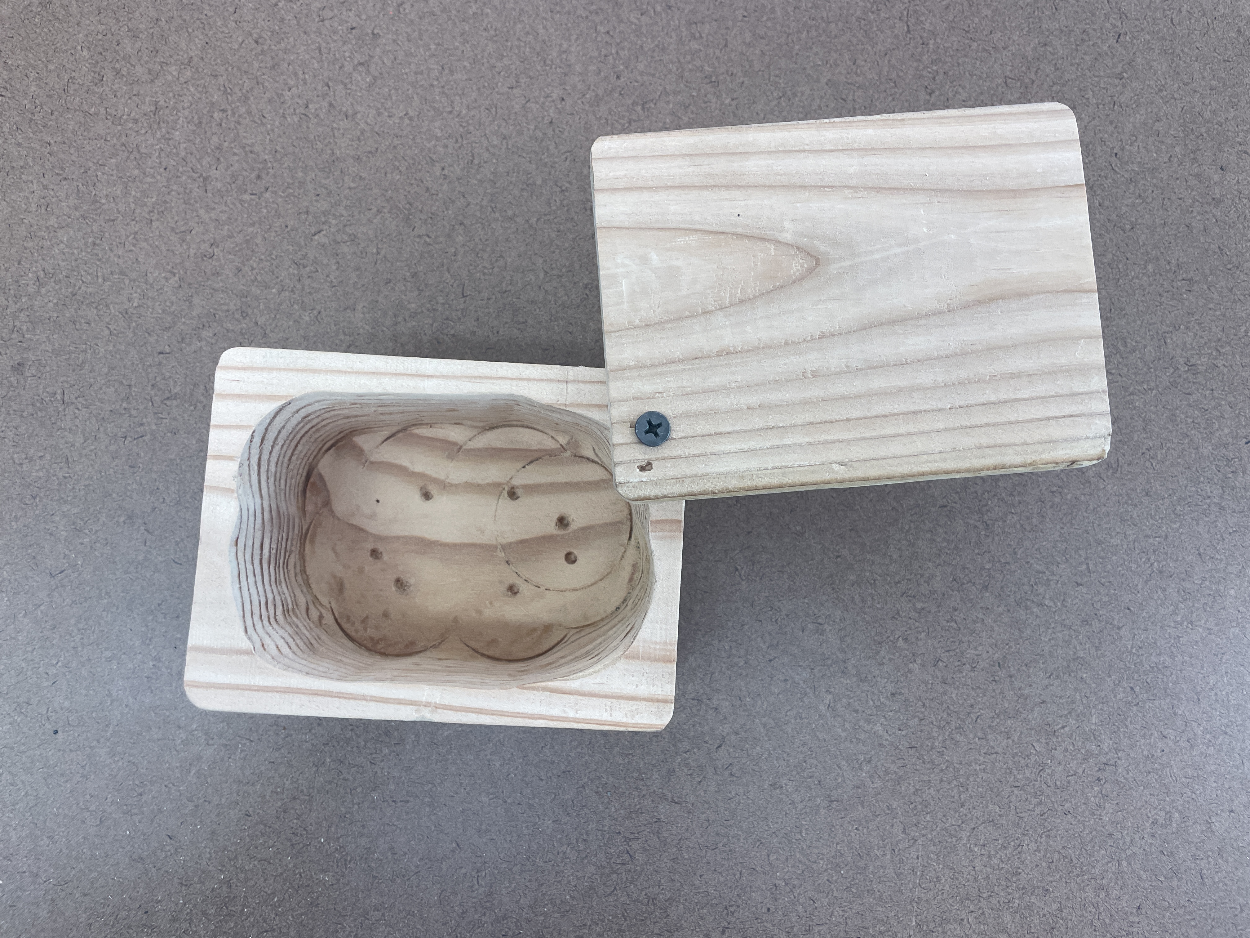 A box with an even floor